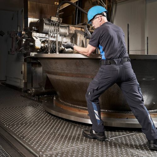 Ouvrier en tenue de travail industrielle – vêtements de sécurité et EPI disponibles chez Habits et Métiers à Liège