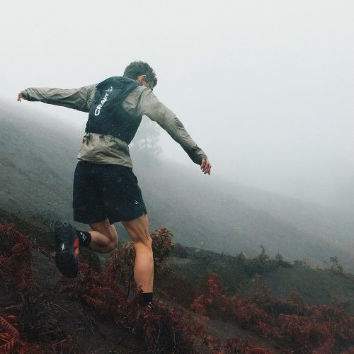 Coureur en vêtements Craft – vêtements techniques de sport et de performance disponibles chez Habits et Métiers à Liège