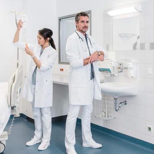 Deux médecins en vêtements BP – tenues professionnelles pour le secteur médical disponibles chez Habits et Métiers à Liège