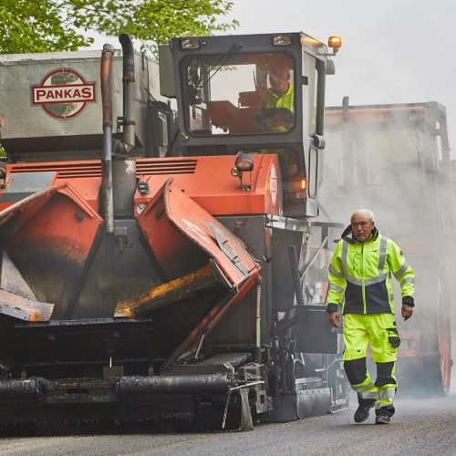 Ouvrier en tenue de haute visibilité sur la route – vêtements de sécurité et EPI pour travaux publics disponibles chez Habits et Métiers à Liège
